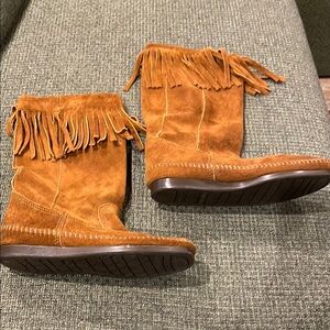 Minnetonka Fringed Suede Boots (sz 6)